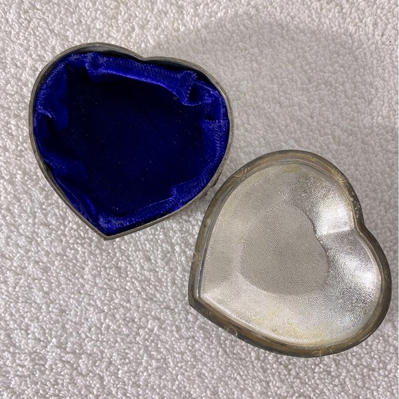 Vintage Silver Plated Zinc Heart Shaped Blue Velour Lined Trinket Box - Picture 3 of 13